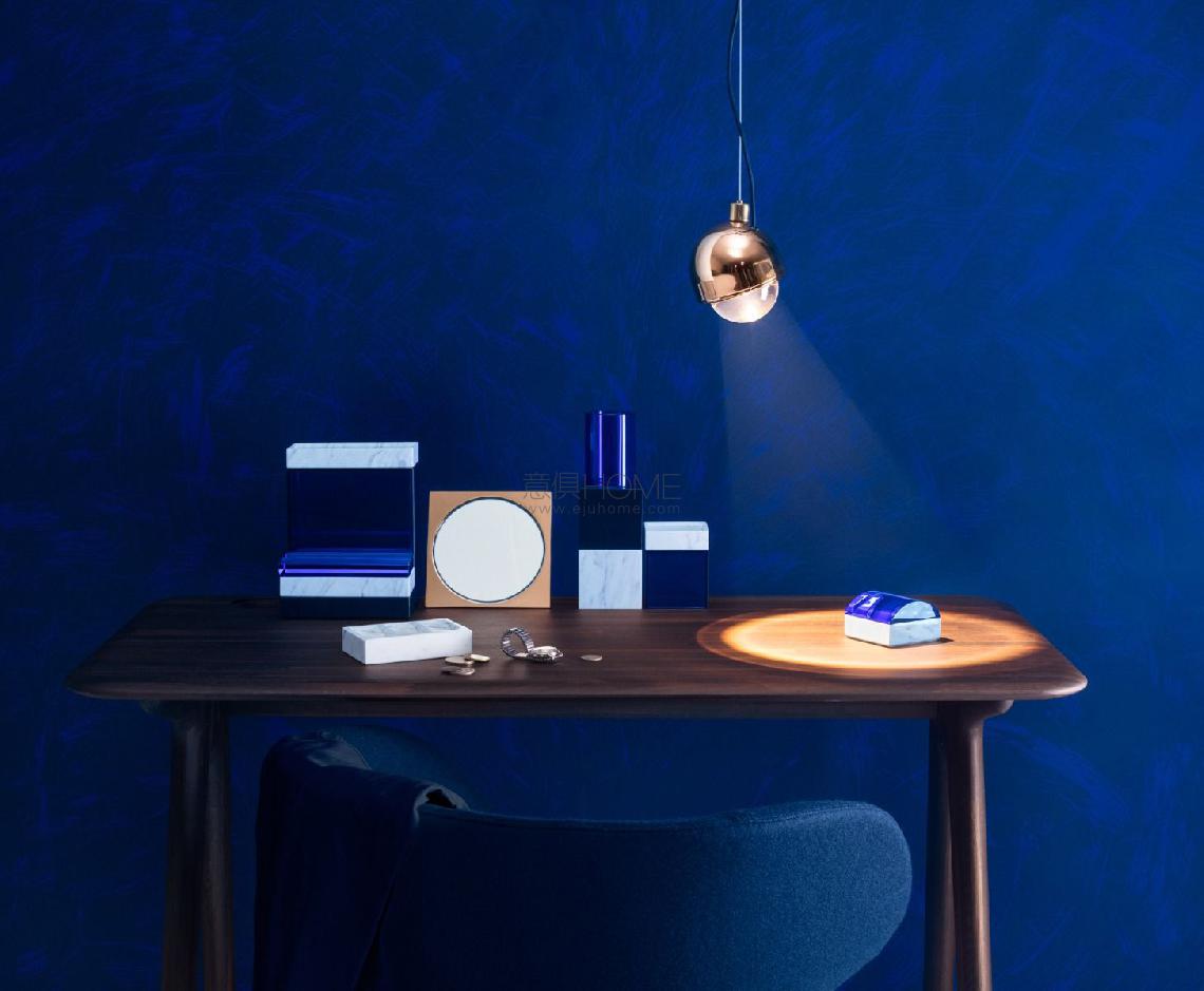 lid_family_with_slab_desk_and_spot_pendant_1