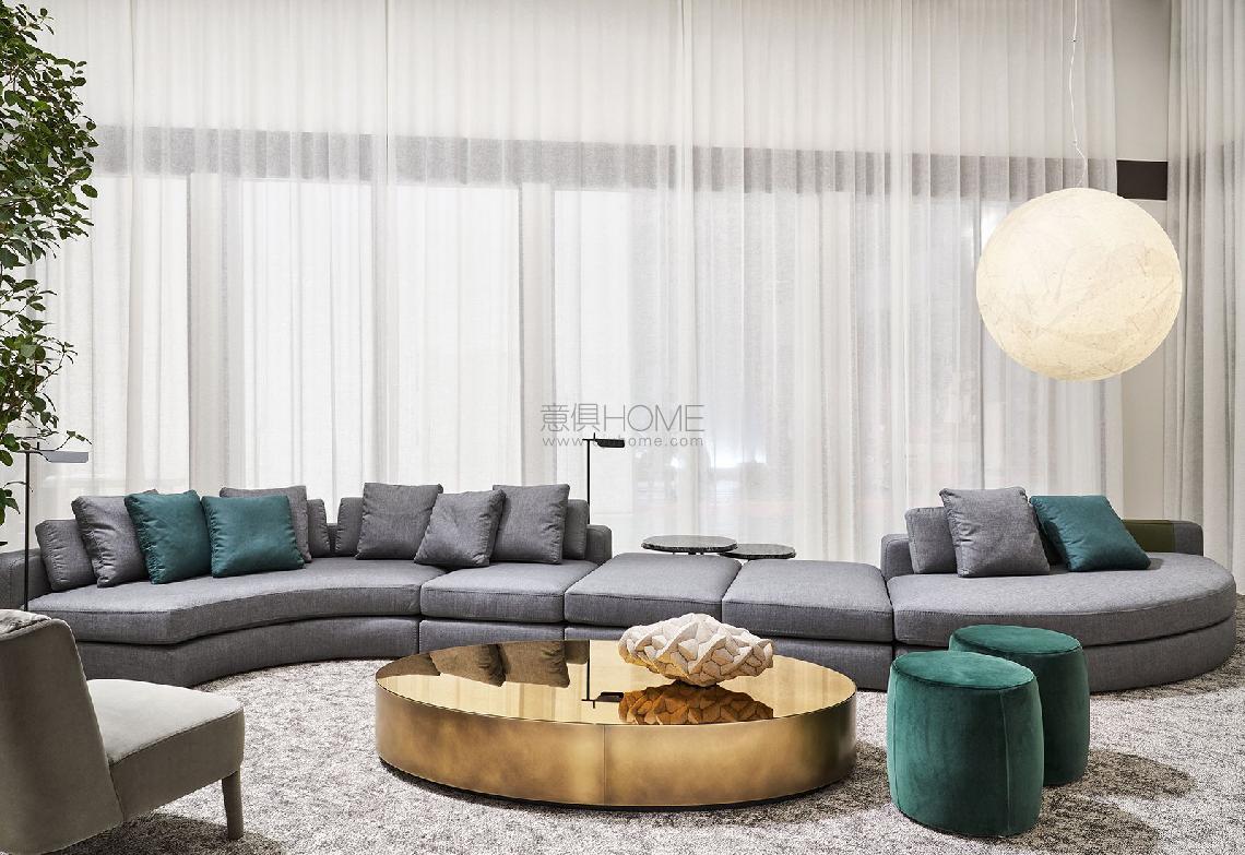 10---Meridiani---salone-2018---harold-sofa-1600x1100(0)