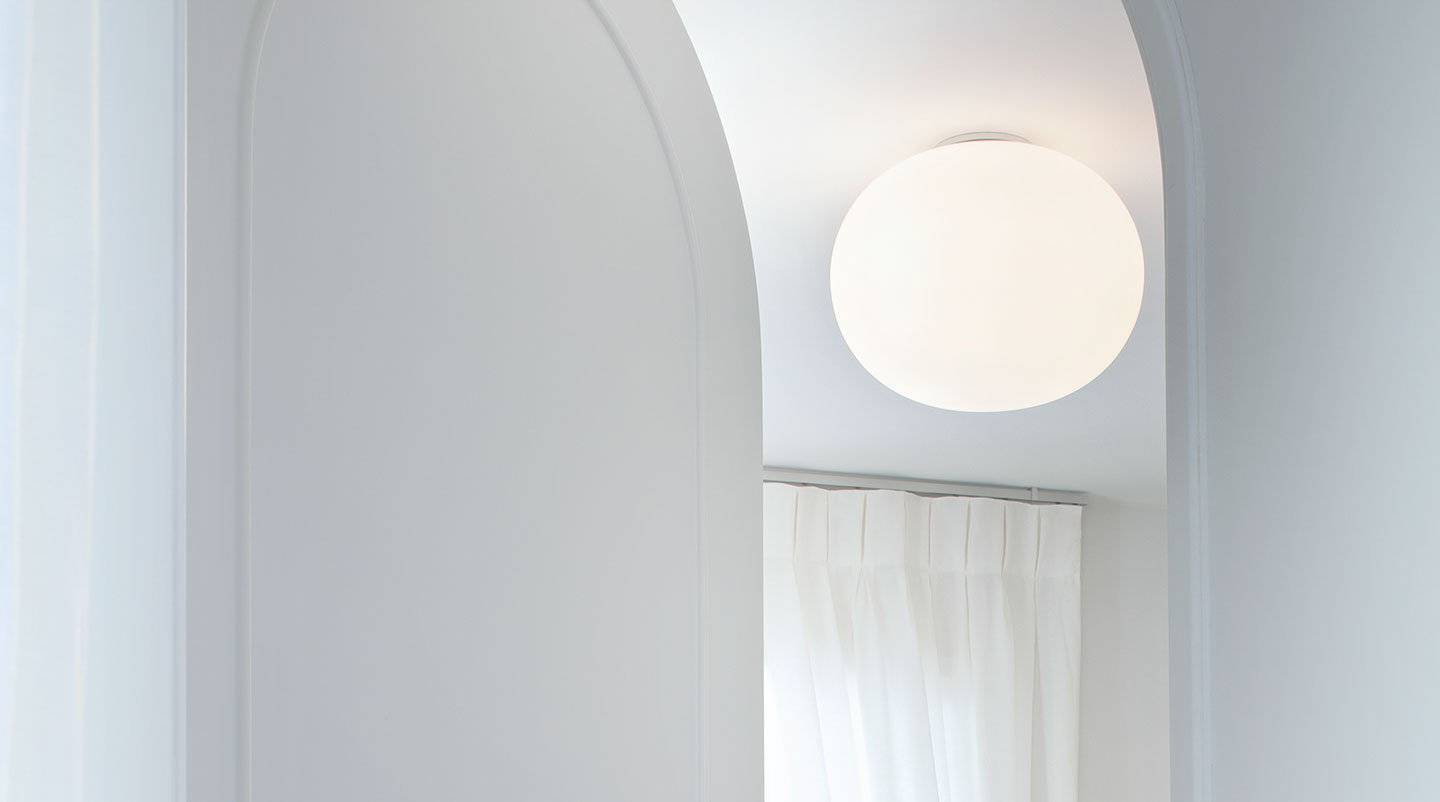 glo-ball-ceiling-wall-1-morrison-flos-F30230-product-life-01-1440x802