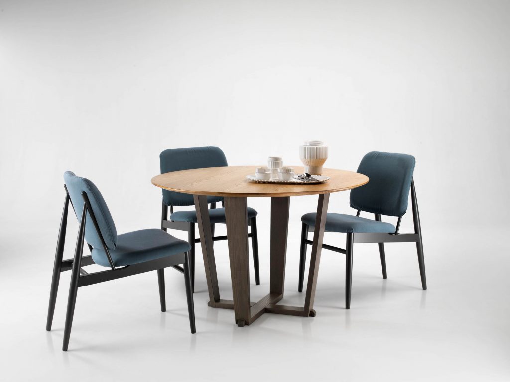 Sedie-imbottite-blu-con-tavolo-di-design-1024x768