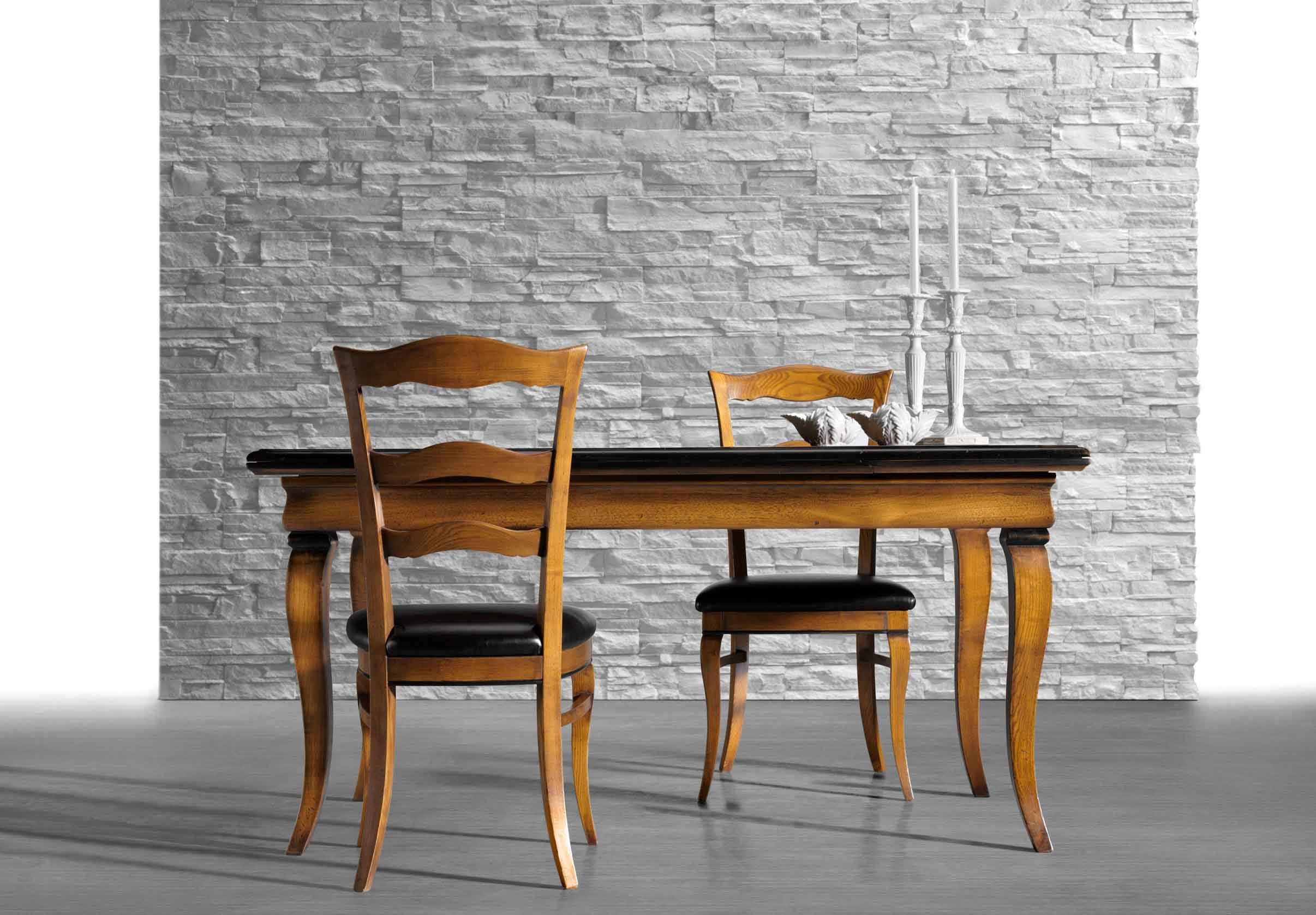 Tavolo-classico-in-legno-con-sedie-abbinate