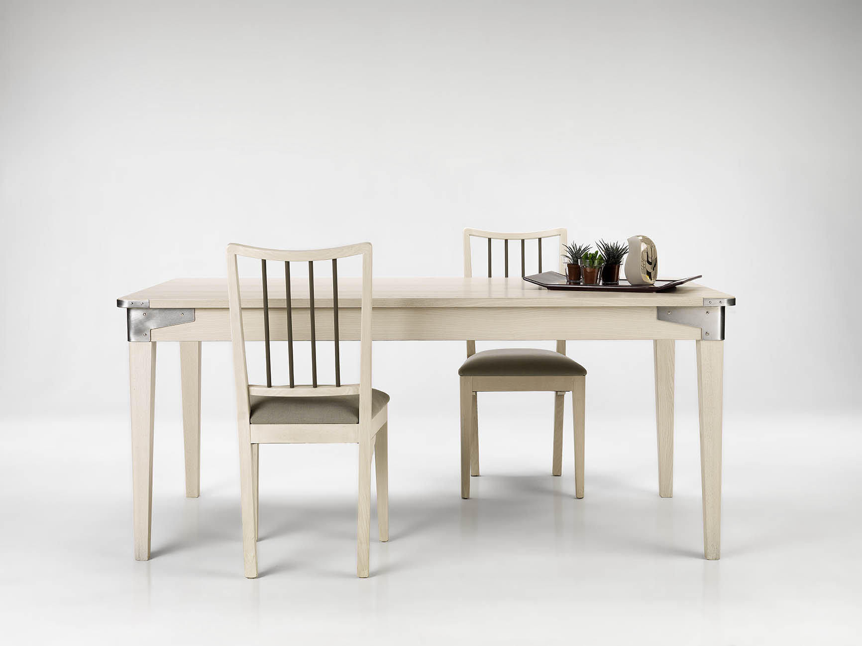 Tavolo-rettangolare-in-legno-con-sedie-abbinate