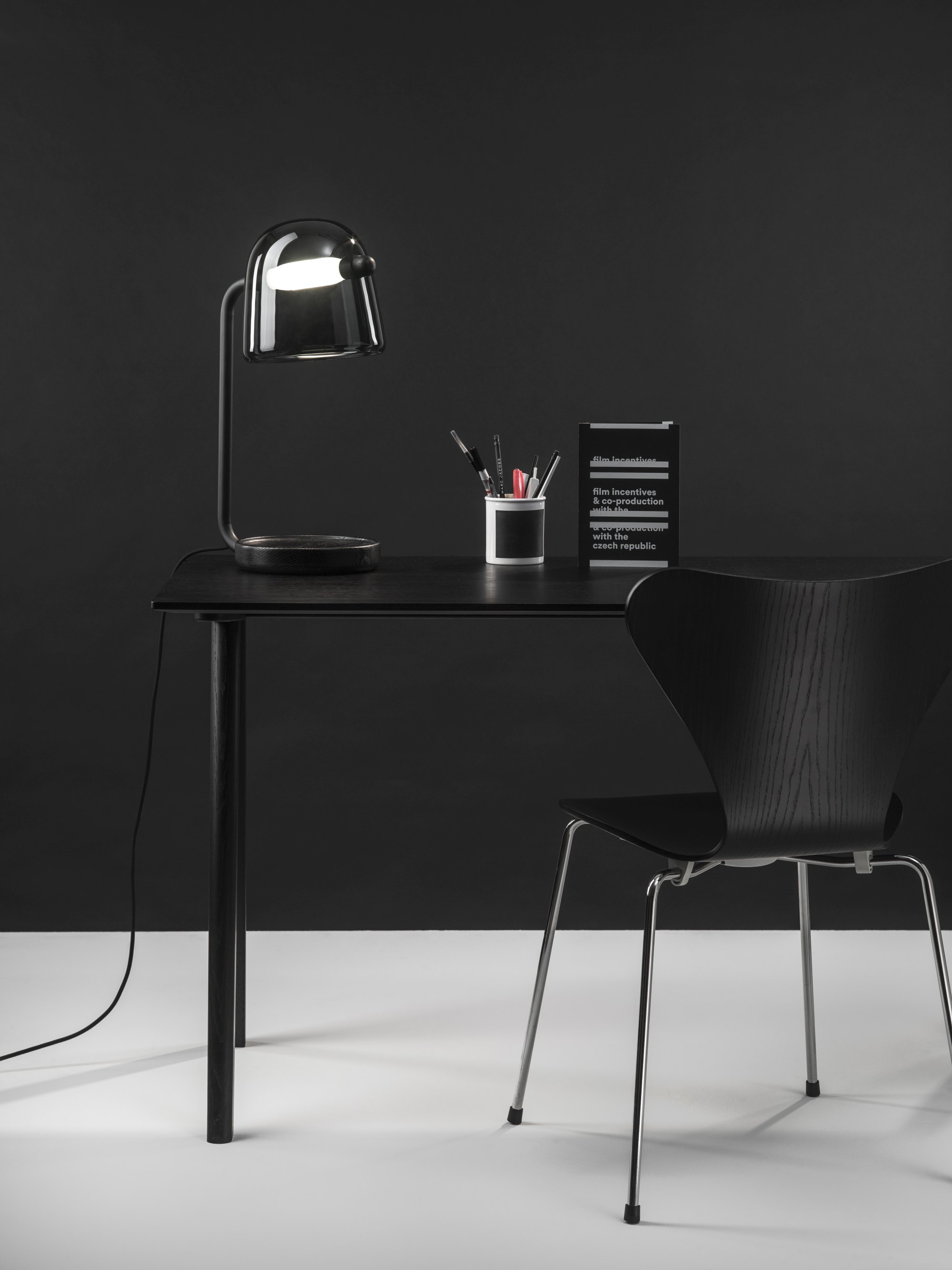 Mona-table-lamp-black-Brokis_Lucie-Koldova-2014