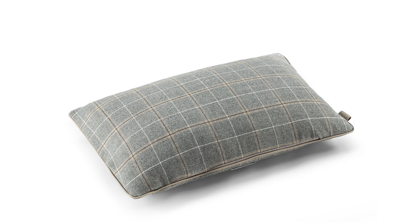 意大利家具POLTRONA FRAU 的The Decorative Cushions - Loro Piana Interiors装饰软垫 细节图