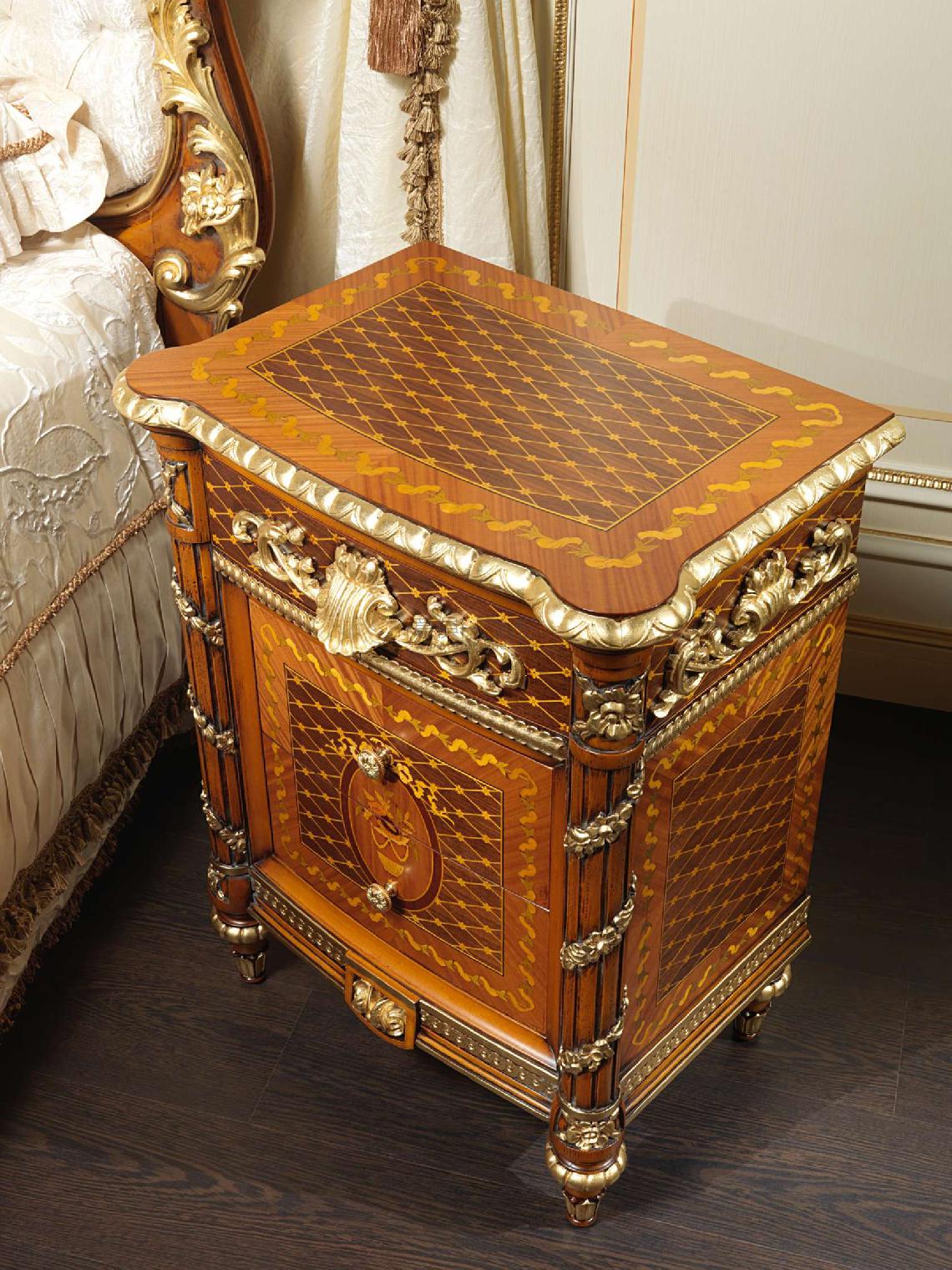 VIMERCATI Walnut bedroom furniture Louis XVI 2011 边柜2