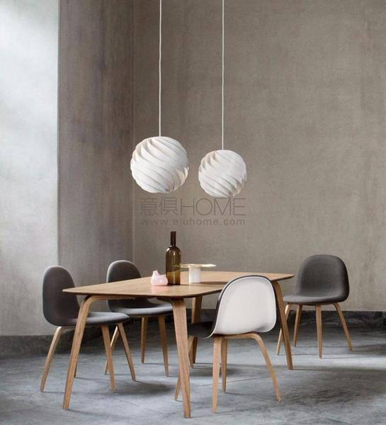 Gubi_Chair_3D_Woodbase_Turbo_Pendant_60_Gubi_DiningTable_Rectangular_Pedrera_Table_Grashoppa_FloorLamp_WarmGrey_22091c62-e74a-4be2-960f-82ddd6f00661_grande