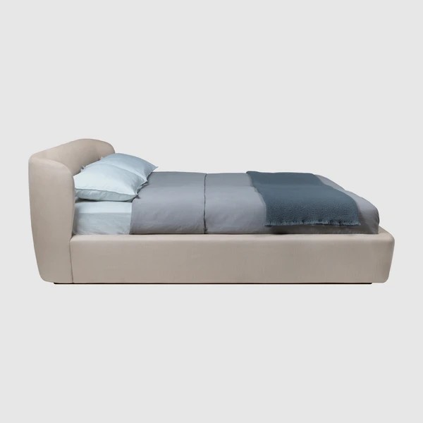 Stay_Bed_FullyUpholstered_200x180_LowBack_DedarSinequanon-029-Crema_Side_grande