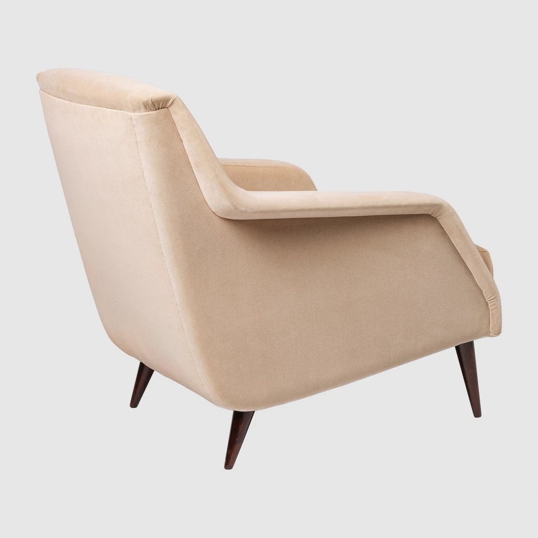 CDC-1_LoungeChair_Wood_FullyUpholstered_AmericanWalnut_GUBI_Velluto-Beige_B3Q_1108x4000