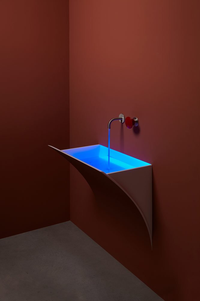 AL_Showroom_2019_09_27_Mayday-rosso-Strappo-02-luce-blu-2-gen