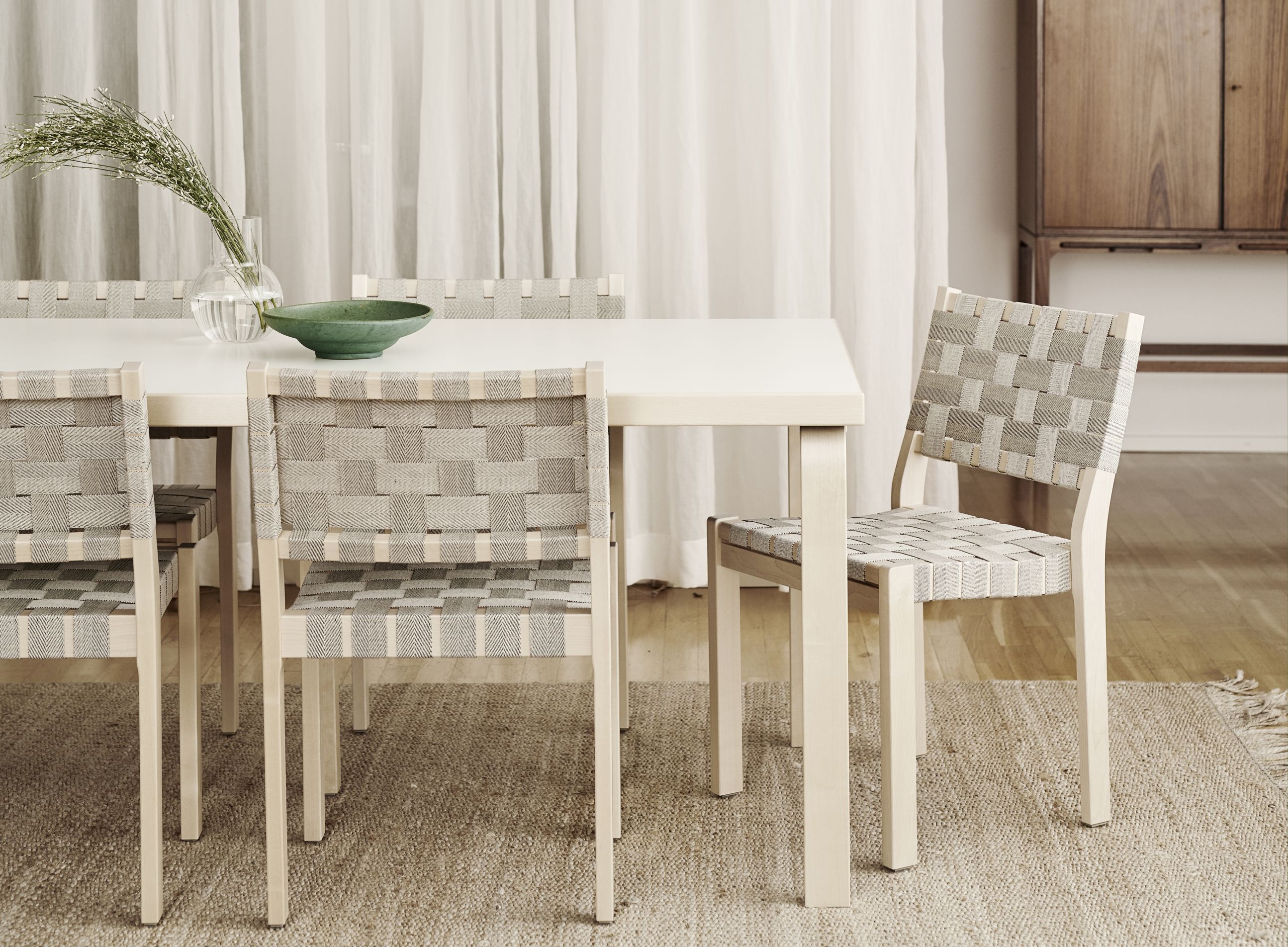 Chair_611_Aalto_table_83_Riikka_Kantinkoski-2599278