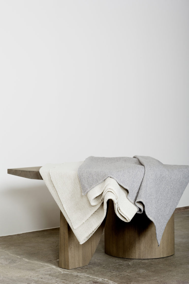 Tissus-COLTON-B1004-et-EDSON-006-gris-Delcourt-Collection-768x1156