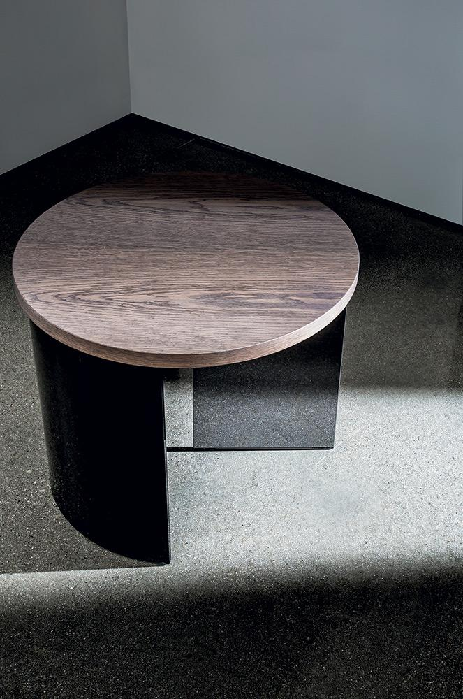 Tavolino rotondo con top in legno impiallacciato rovere, spessore 26 mm, disponibile in varie finiture. La base è composta da un elemento in vetro fumé e da un elemento in vetro curvo laccato nero.场景图3